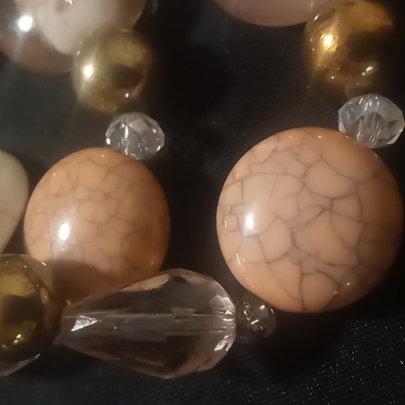 Glass and resin beaded salmon color off white & gold tone expandable bracelet - Picture 3 of 6